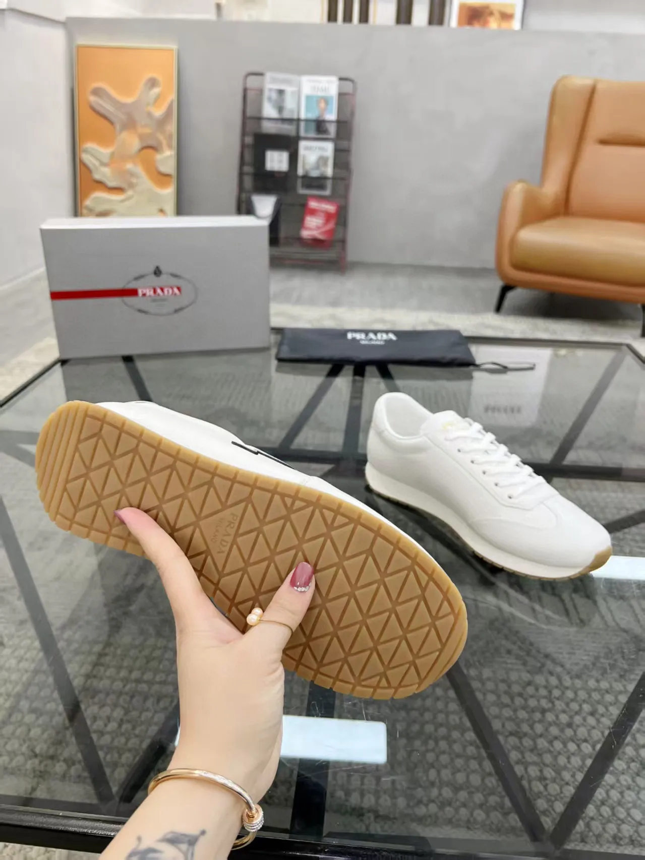 Factory price: 400💰Prada new men's leather sports shoes, the highest version on the market, any comparison is welcome🆚! The original leather has excellent texture and is super high-end! Fetal sheep net lining imported from Italy, removable pad! Luxurious materials and fine workmanship, highly recommended! Code number: 38-44, customized 45